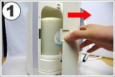 本体左側面の【PUSH】を押しながらカバーを開けます。
